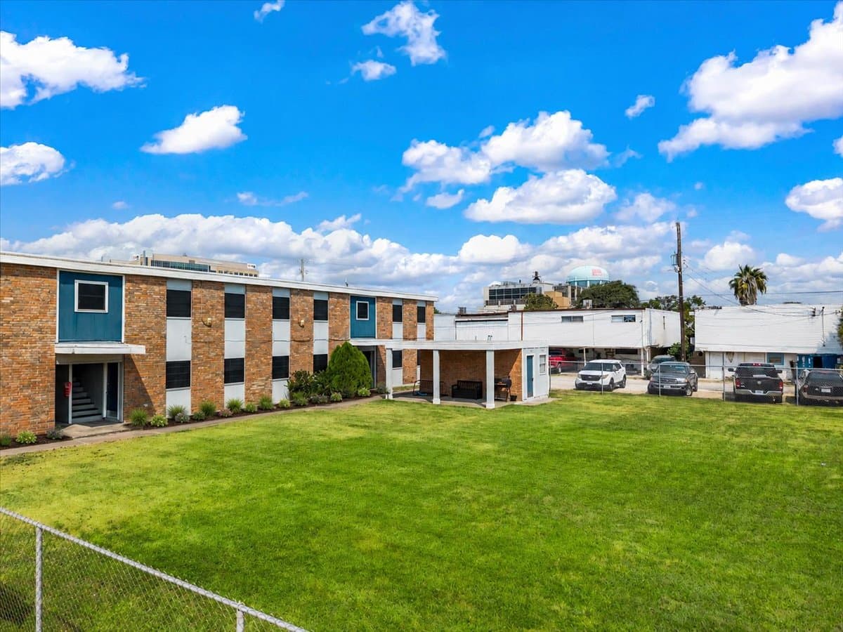 Courtyard lawn at 320 Market Street